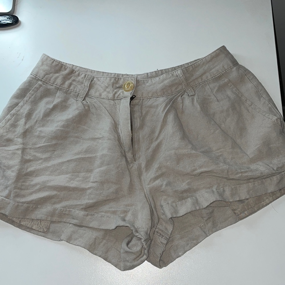 Loose beige shorts